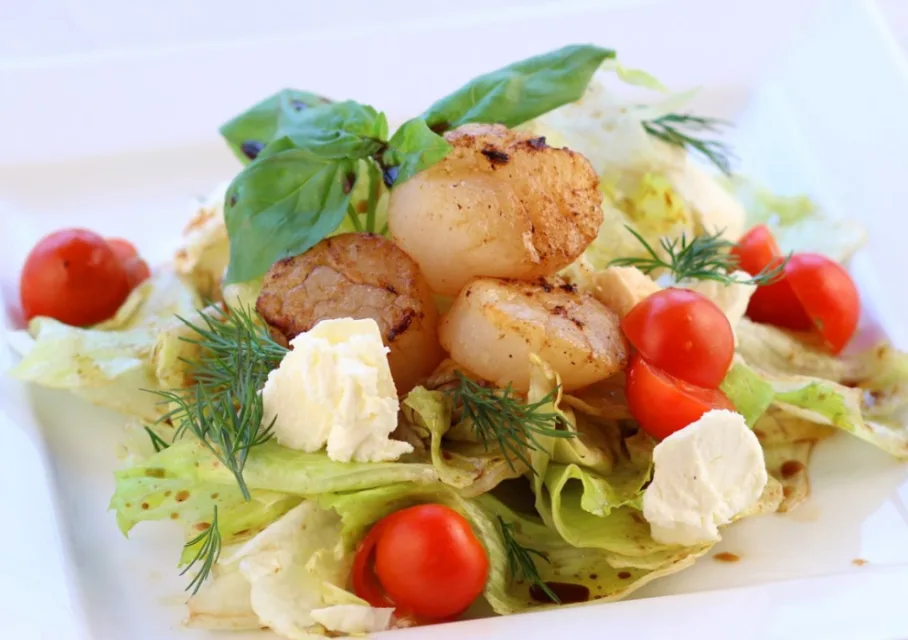 Салат с морским гребешком и зелеными овощами