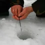 Как держать удильник при игре мормышкой.jpg