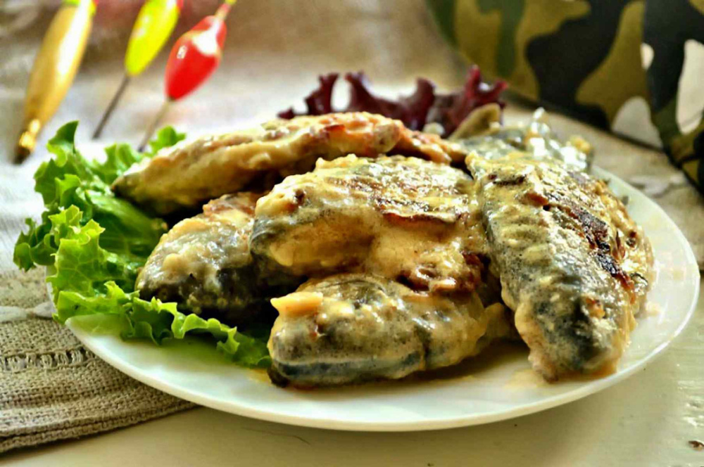 Карась запеченный в сметане Карась запеченный в сметане