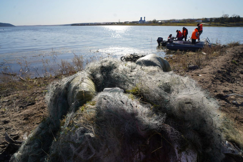 В Иркутской области водохранилище очищают от браконьерских сетей